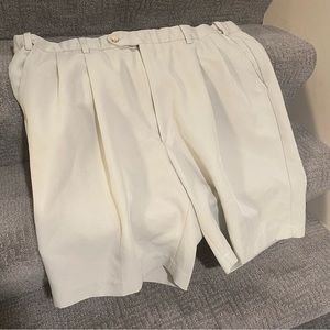 Berle Khaki Pleated Shorts Self Sizer Size 40 Regular Rise Microfiber